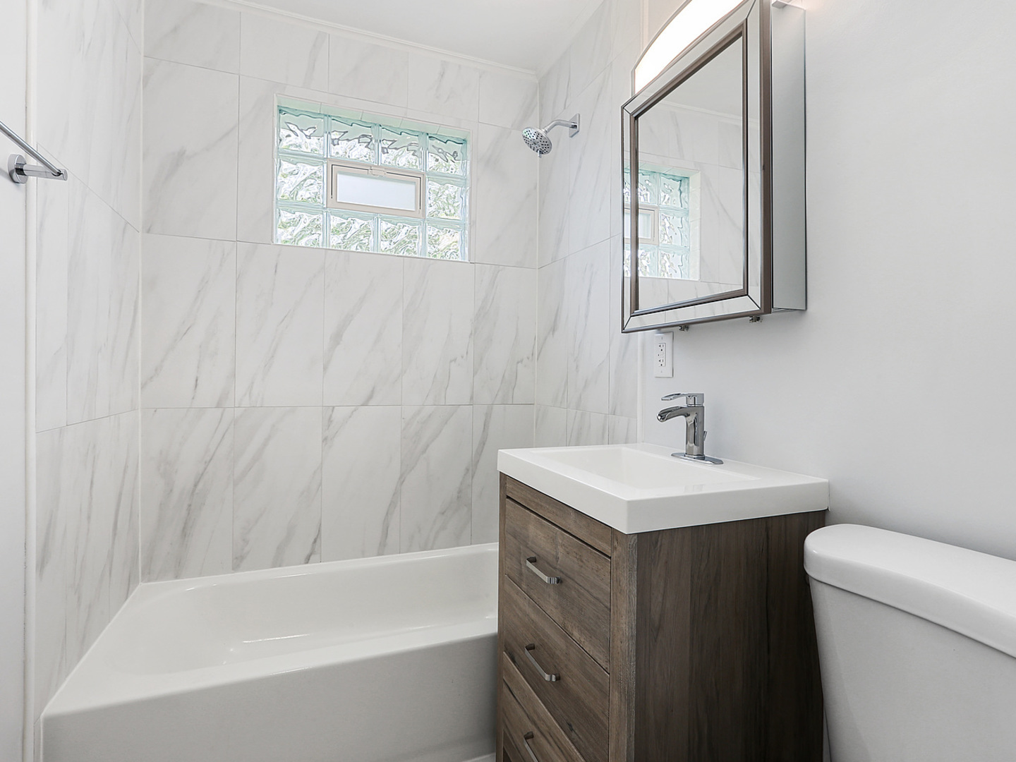 336 Manitowac Street Park Forest, IL 60466 - Photo 6 of 13 a bathroom with a sink a toilet and a bathtub