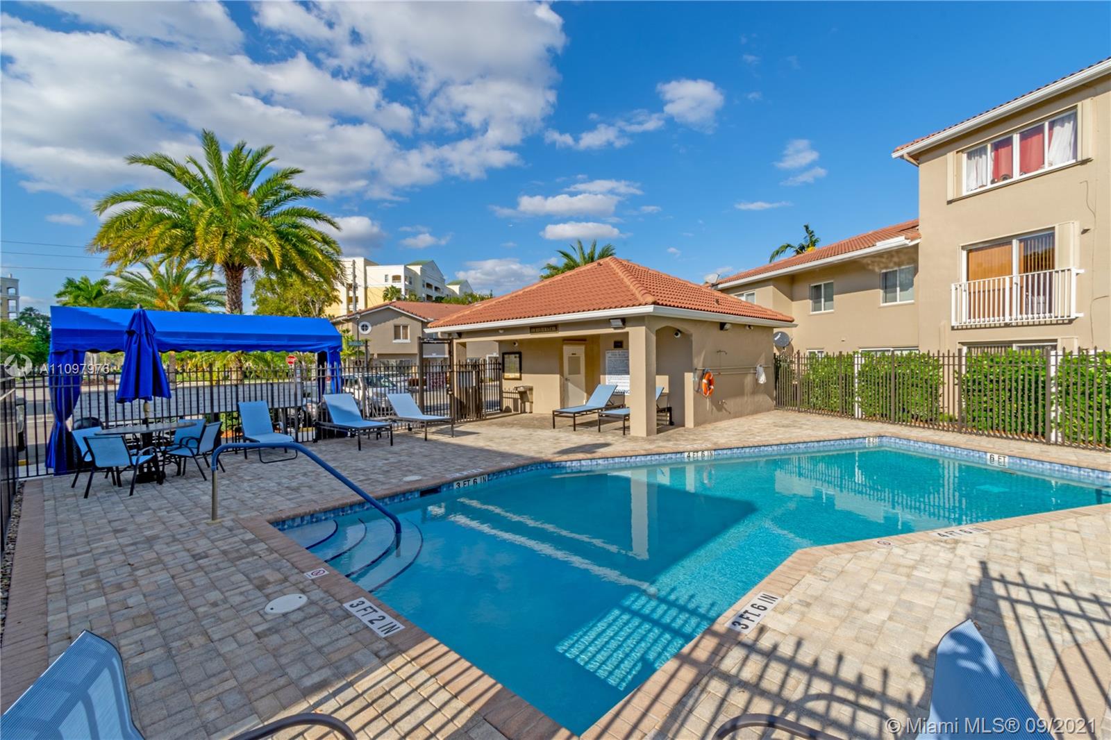 184 Riviera Circle, Unit 325 Weston, FL 33326 - Photo 22 of 27 a view of a house with swimming pool and sitting area