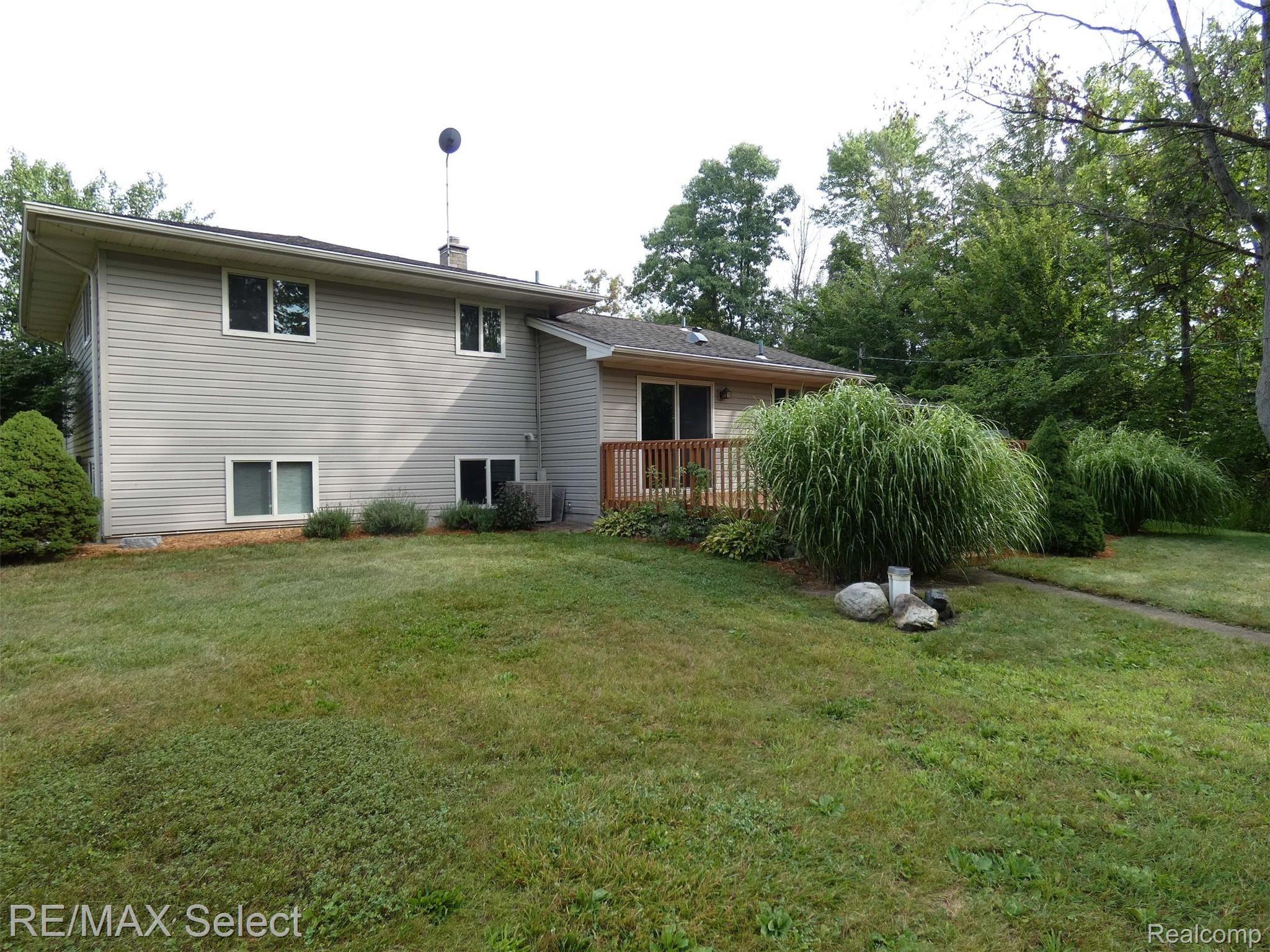 2009 Wiggins Road Fenton, MI 48430 - Photo 2 of 30 2009 Wiggins 004.JPG