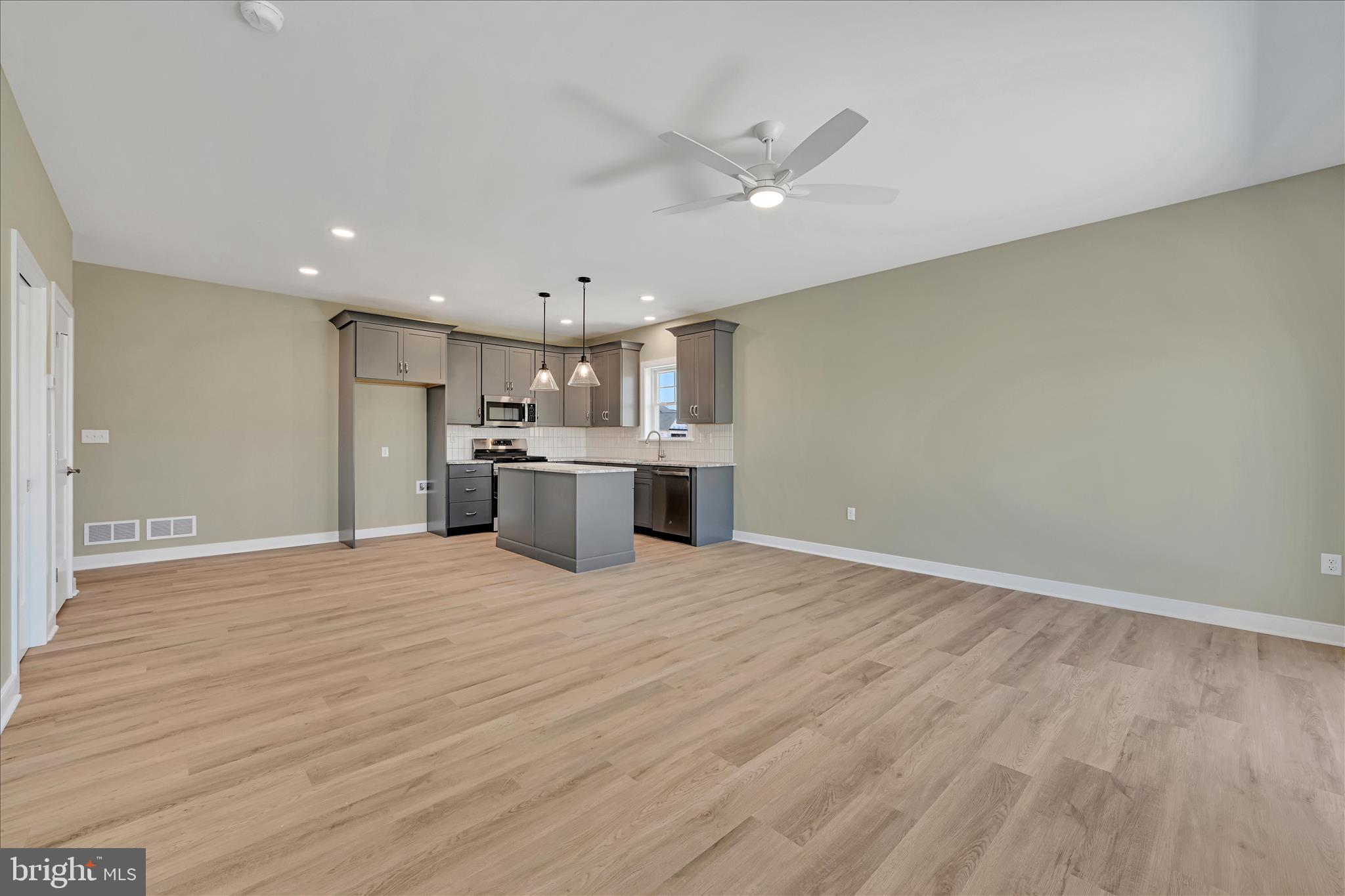 309 Ridgefield Drive Elizabethtown, PA 17022 - Photo 5 of 34 Living Room