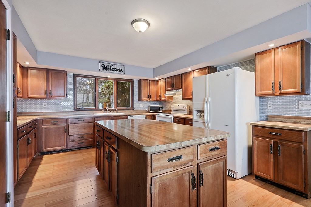 2890 North Lakeshore Road Kewaunee, WI 54216 - Photo 8 of 39