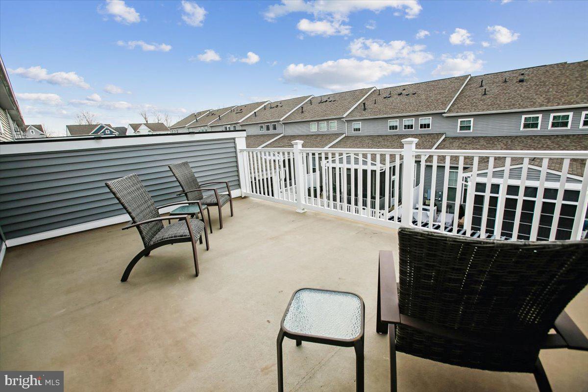 25635 Not Forgotten Terrace Chantilly, VA 20152 - Photo 45 of 59 upper level deck