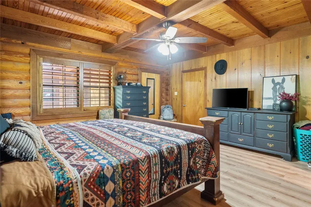 a view of a house with backyard and garden