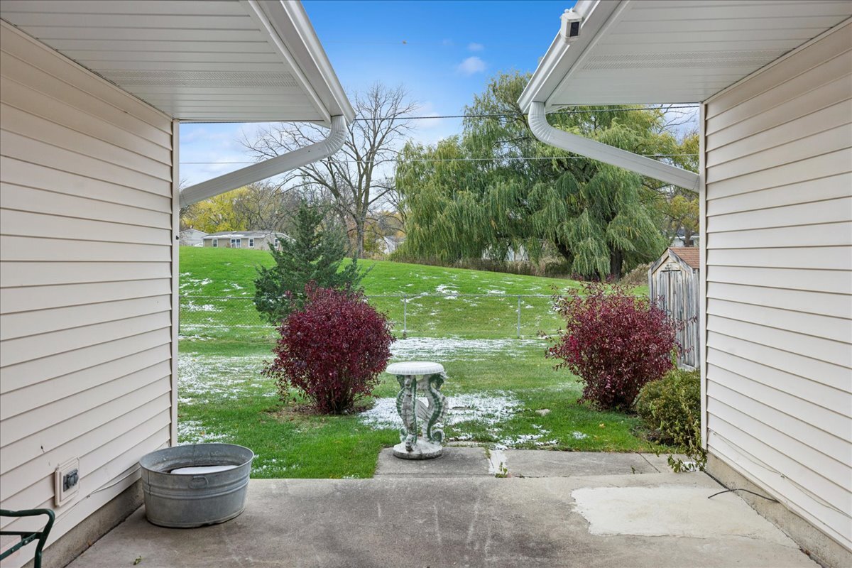 612 White Pine Road Buffalo Grove, IL 60089 - Photo 18 of 24 a view of a garden with a fountain