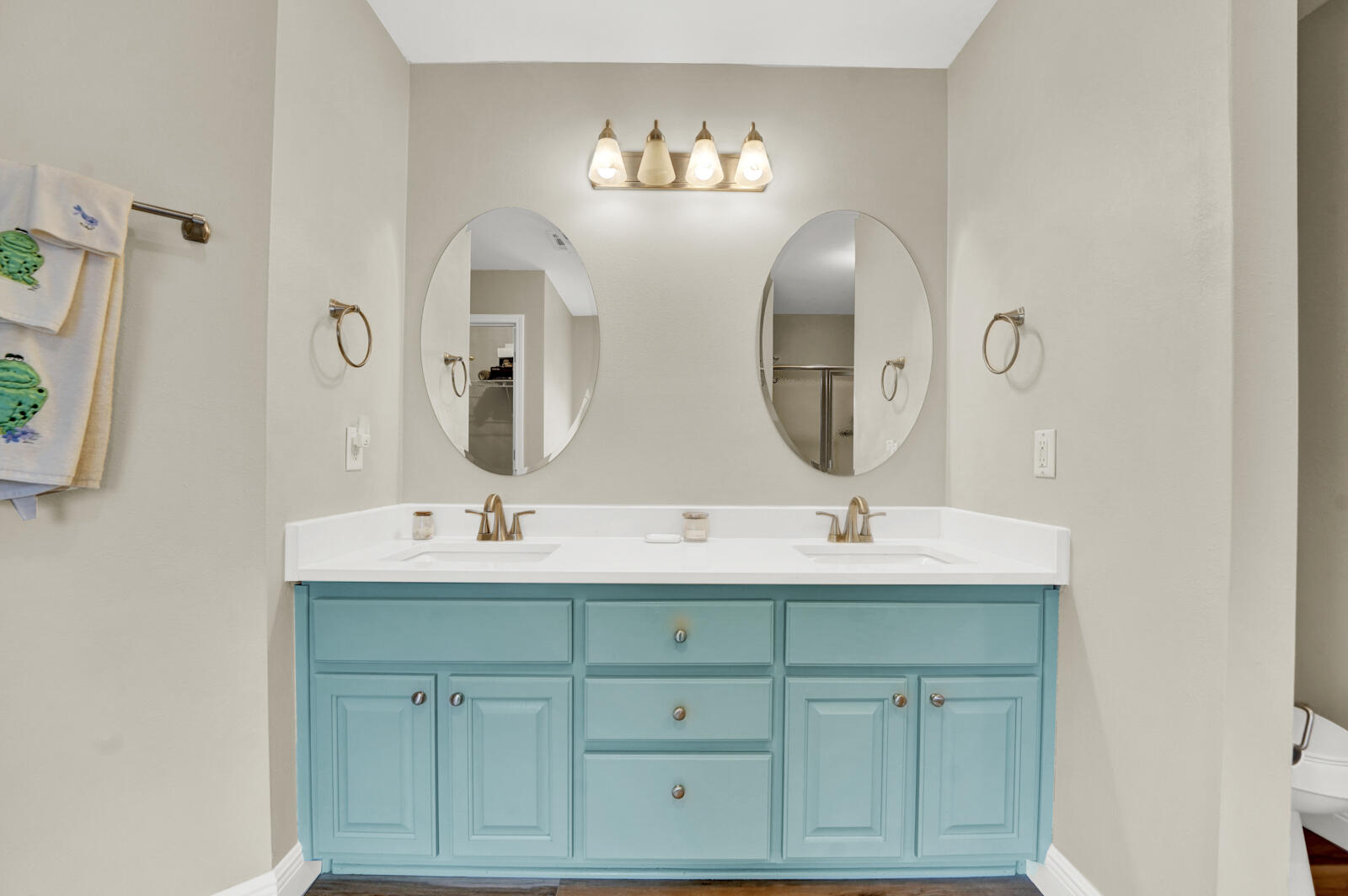 304 Greyfox Circle Crestview, FL 32536 - Photo 25 of 49 a bathroom with double vanity sinks and a mirror