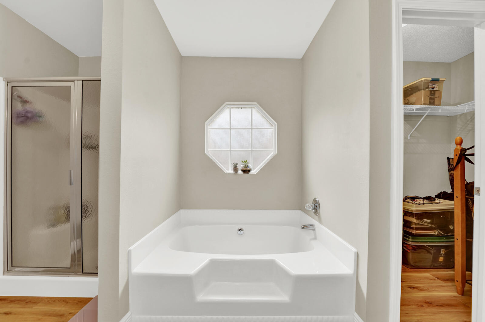 304 Greyfox Circle Crestview, FL 32536 - Photo 27 of 49 a bathroom with a tub