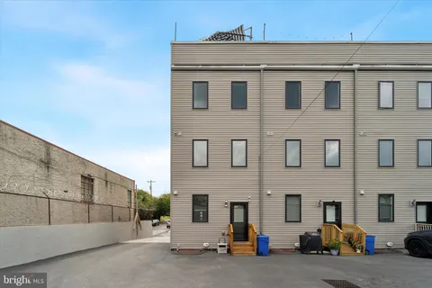 a picture of a bench in a white house