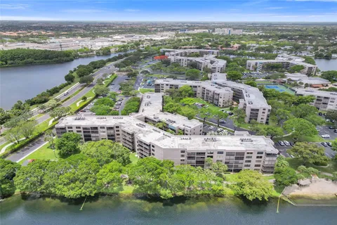 $240,000 | 901 Colony Point Circle, Unit 501, Pembroke Pines, FL 33026