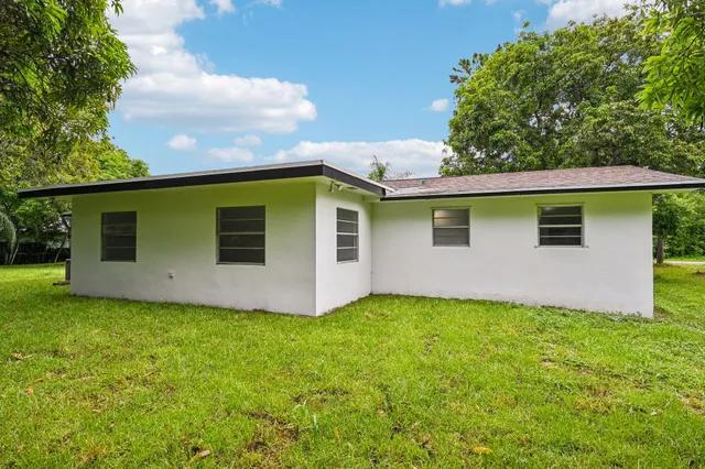 a view of a house with backyard