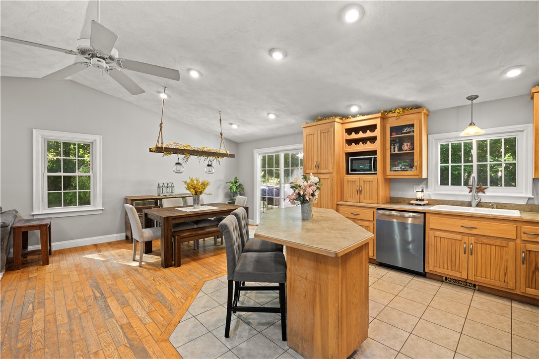 233 Old Oxford Road North Smithfield, RI 02896 - Photo 9 of 34