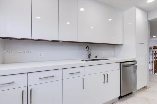 $6,000 | 3925 Northeast 171 Street, Unit 3925, North Miami Beach, FL 33160