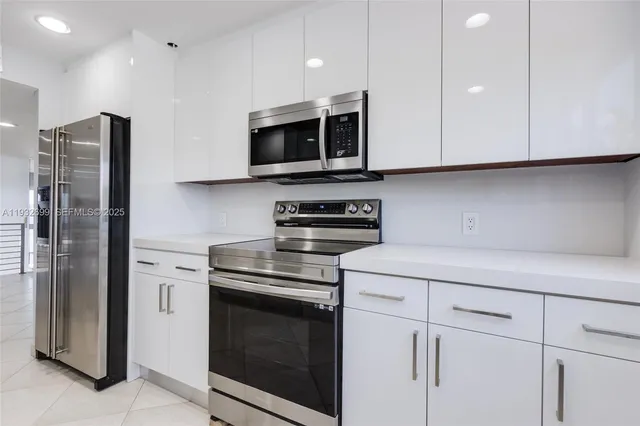 $6,000 | 3925 Northeast 171 Street, Unit 3925, North Miami Beach, FL 33160