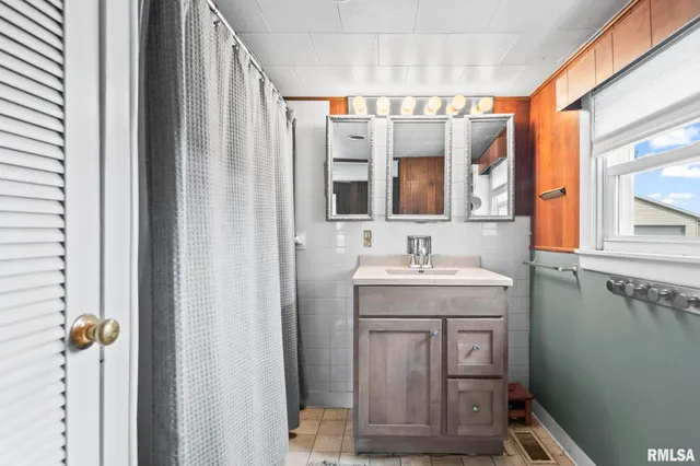 $165,000 | 9990 Bell Fountain Road, Dawson, IL 62520