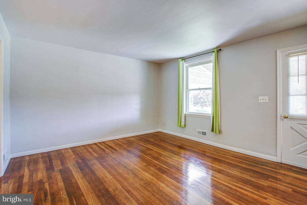 204 Cherrydell Road Catonsville, MD 21228 - Photo 3 of 30 Spacious Living Room