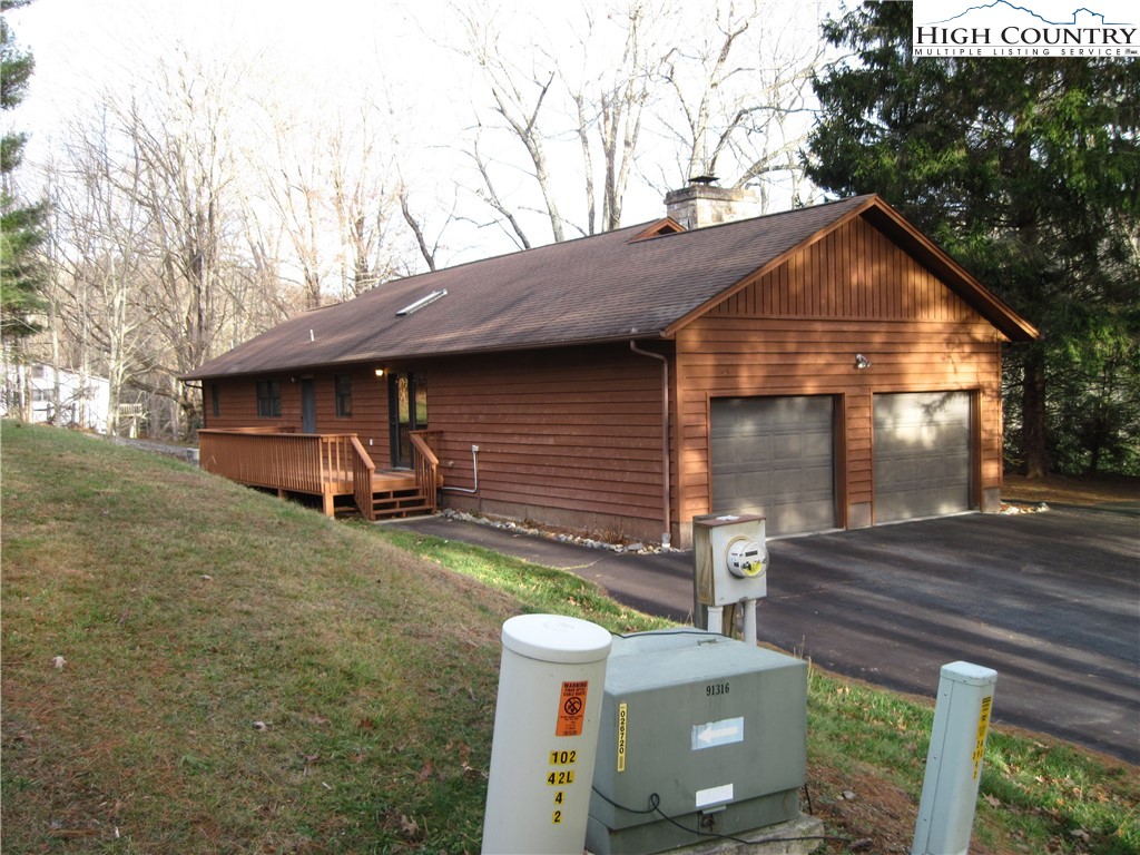 281 Old Turnpike Road Banner Elk, NC 28604 - Photo 2 of 22 a backyard of a house