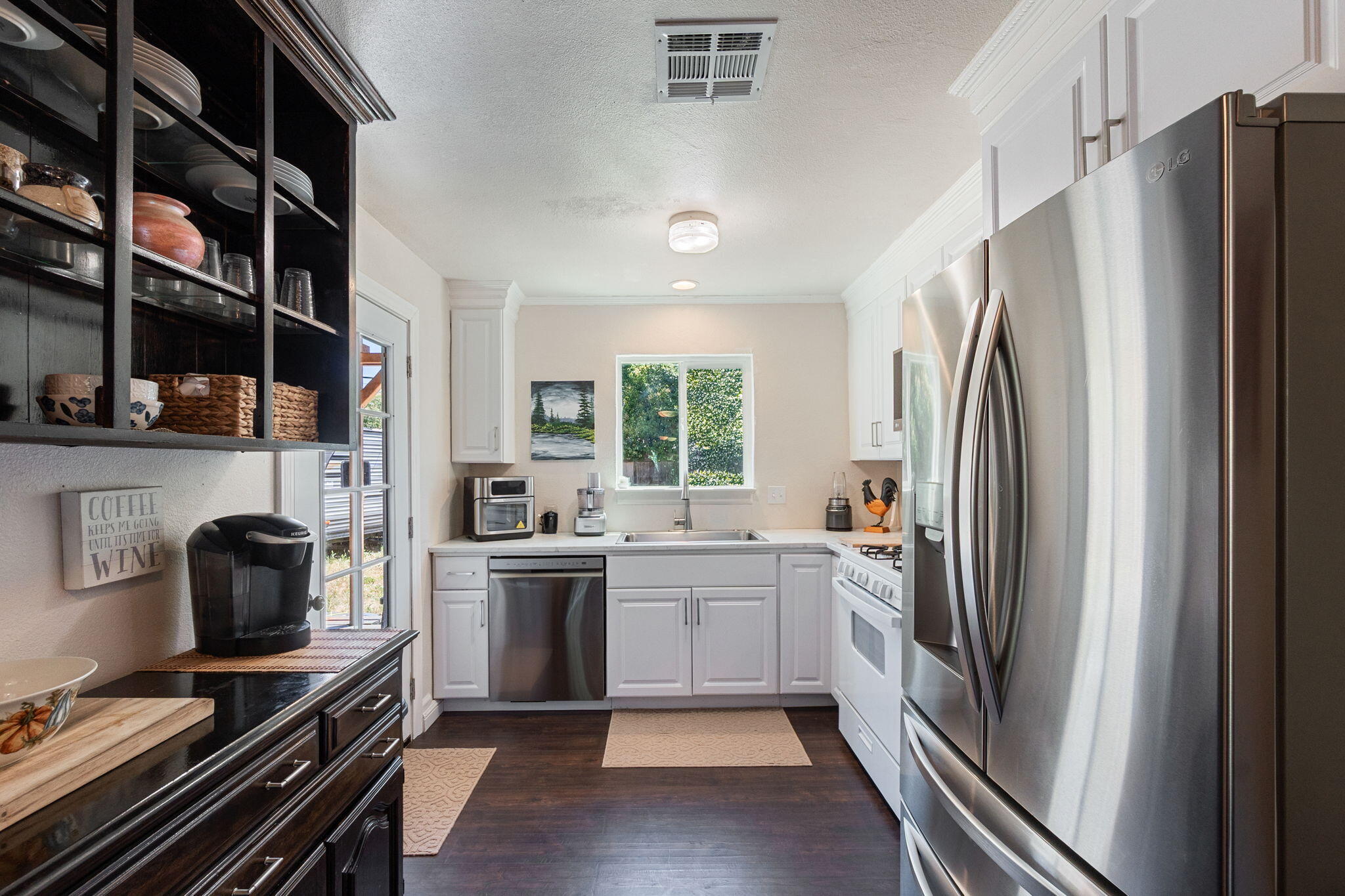 3923 Meteor Street Redding, CA 96002 - Photo 11 of 31 Kitchen
