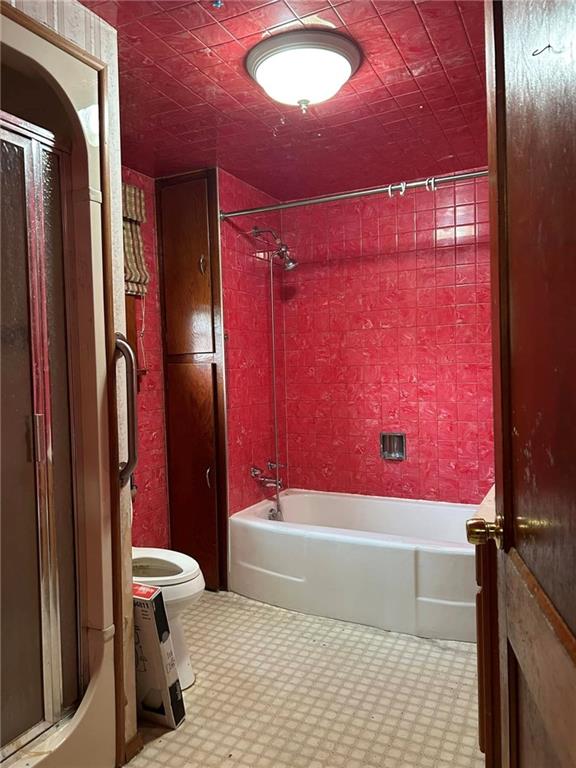 372 Center Gas Road New Salem, PA 15468 - Photo 12 of 33 a bathroom with a bathtub shower sink vanity and toilet