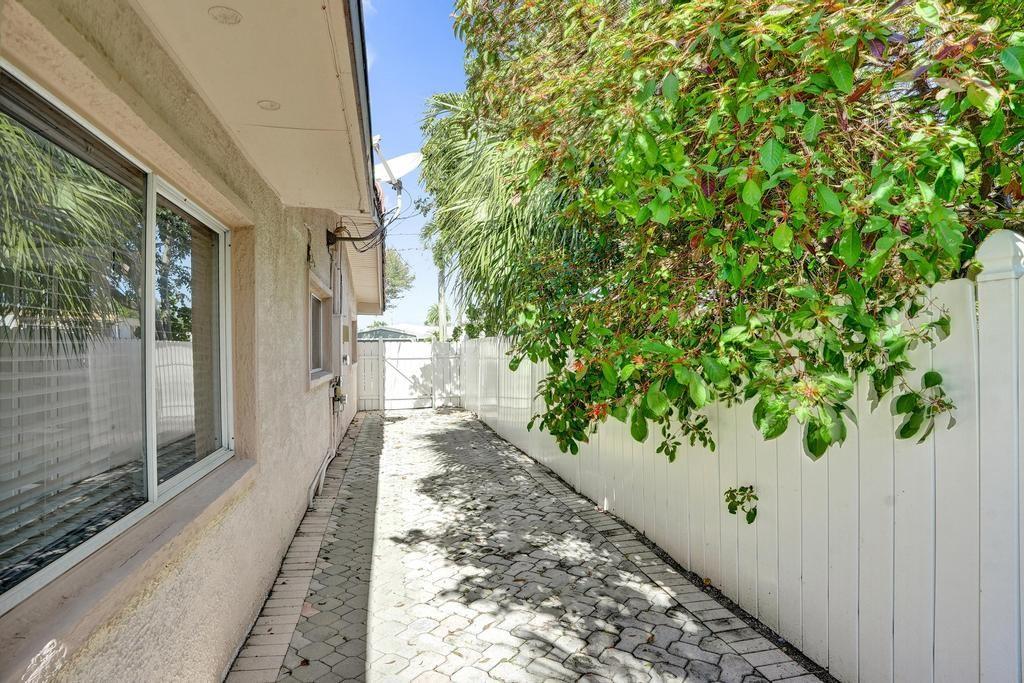 2632 Southeast 10th Court Pompano Beach, FL 33062 - Photo 40 of 49 a view of a pathway of a house with a yard