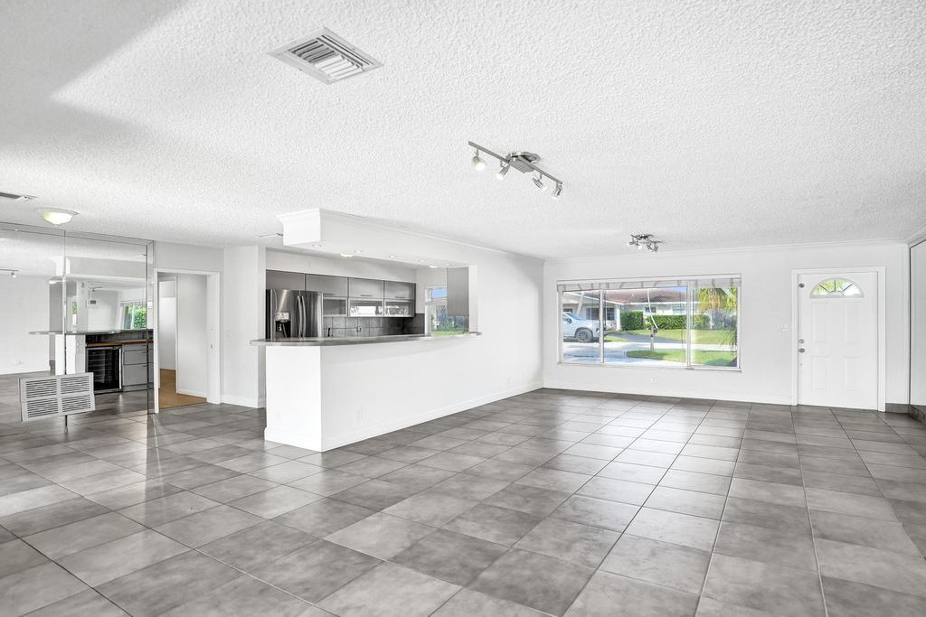 2632 Southeast 10th Court Pompano Beach, FL 33062 - Photo 10 of 49