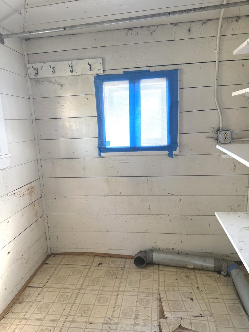 574 Herman Street Crete, IL 60417 - Photo 15 of 18 a bathroom with a window