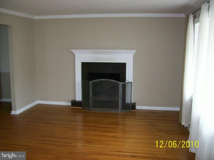 307 Highland Road Cheltenham, PA 19012 - Photo 2 of 17 Living Room