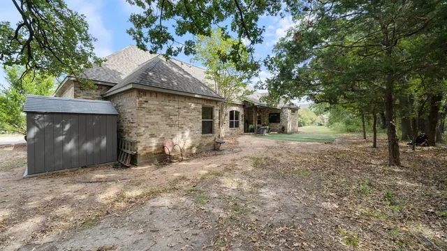 a view of a house with backyard and garden