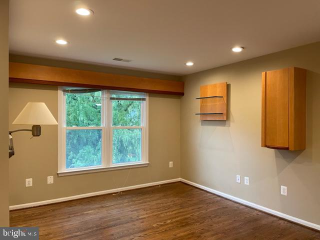 9419 Spruce Tree Circle Bethesda, MD 20814 - Photo 12 of 26 Primary bedroom sitting area