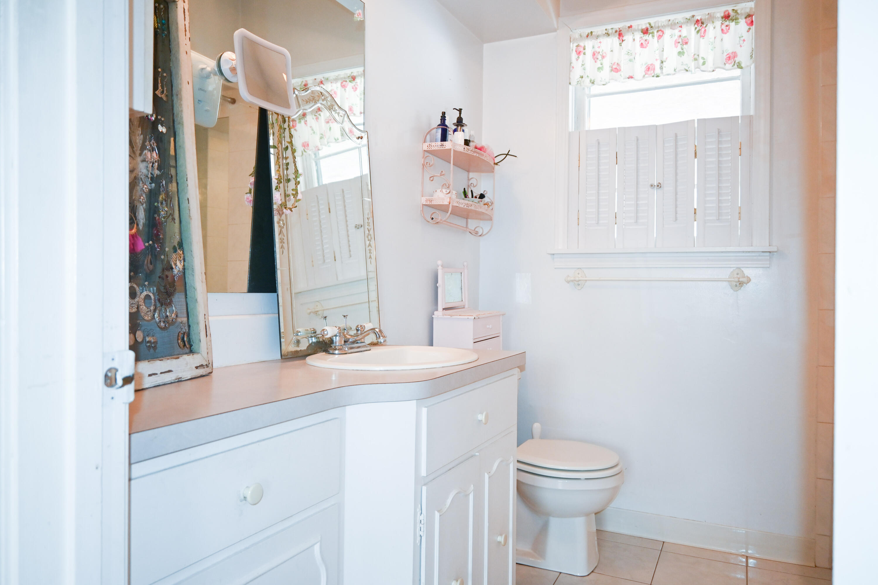 1206 Ruddiman Drive Muskegon, MI 49445 - Photo 26 of 33 Main Bathroom