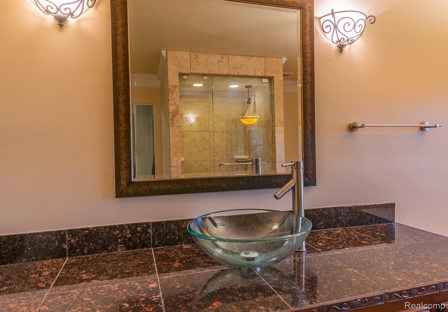 219 Barrington Road Bloomfield Hills, MI 48302 - Photo 18 of 30 Main bath