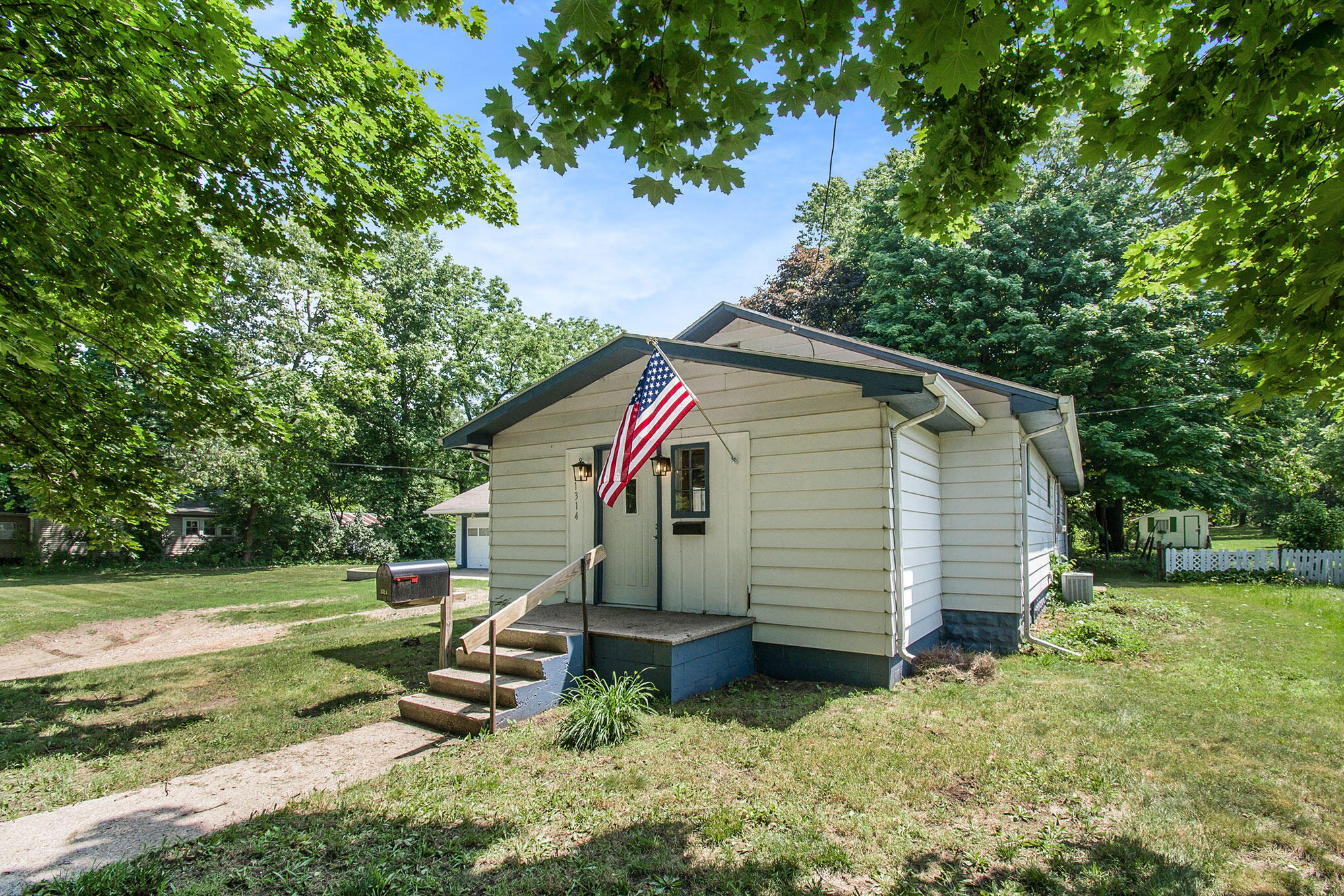 1314 8th Street Three Rivers, MI 49093 - Photo 2 of 19 DSC_5057