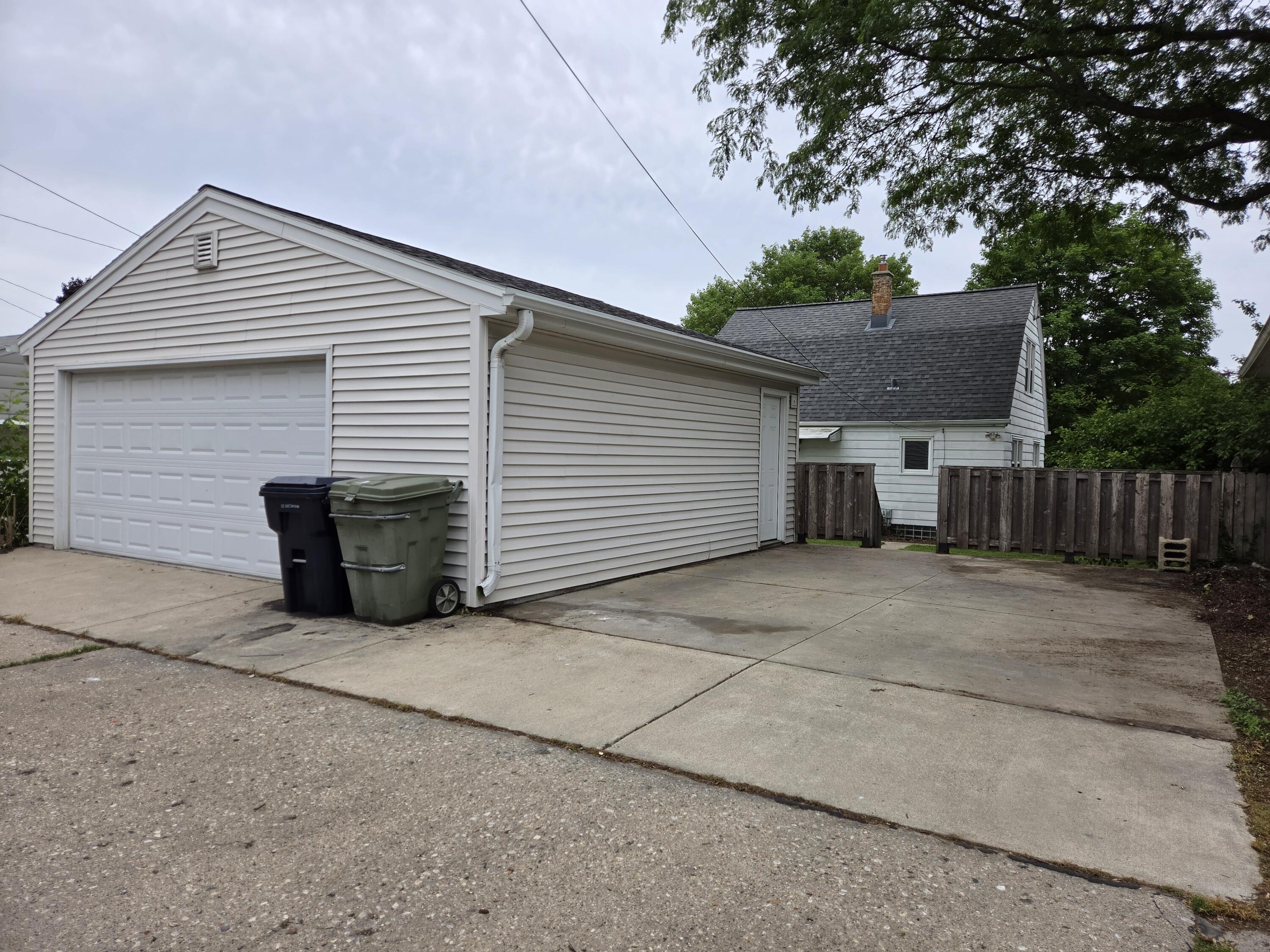3265 South Burrell Street Milwaukee, WI 53207 - Photo 23 of 39 Jumbo garage and parking slab