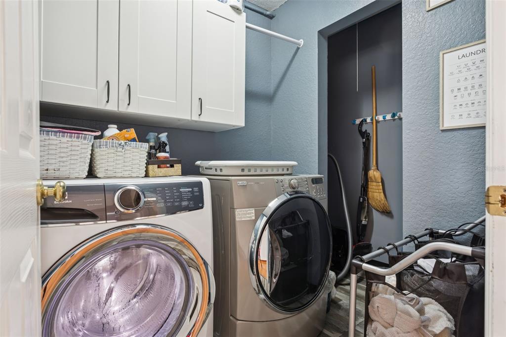 2603 North Ridgewood Avenue Tampa, FL 33602 - Photo 30 of 44 a utility room with dryer and washer
