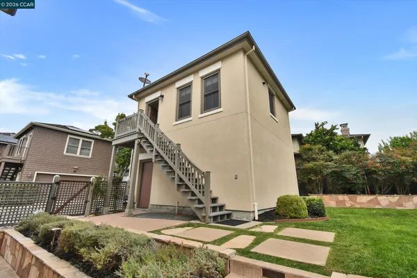 a view of a house with backyard and garden