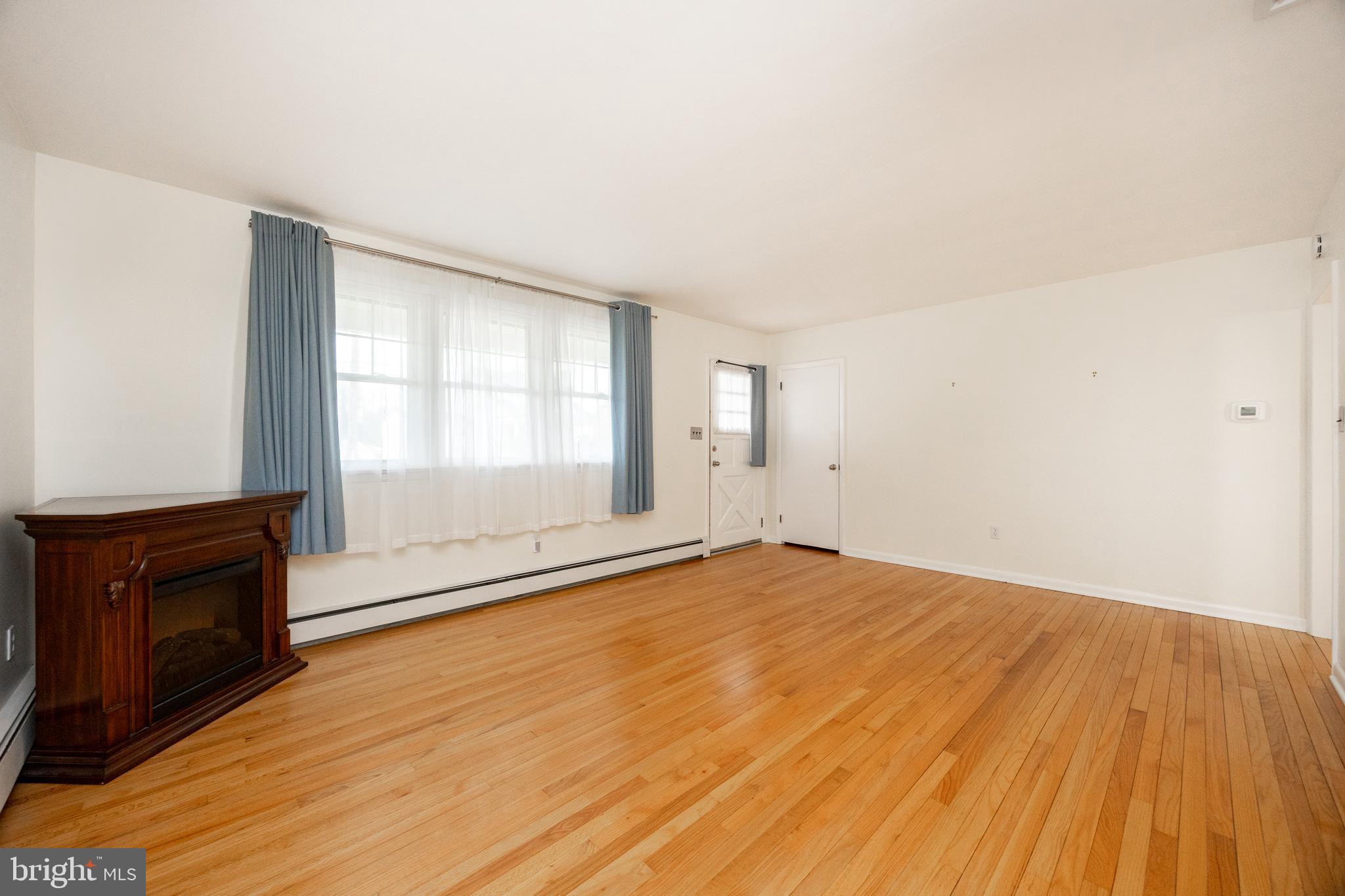 1907 Juniata Road Norristown, PA 19403 - Photo 12 of 38 Main Living Room