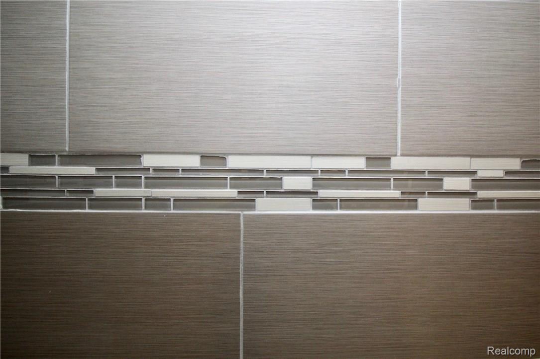 2275 Highfield Road Waterford, MI 48329 - Photo 23 of 29 Tile detail