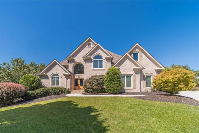 a view of a house with a yard
