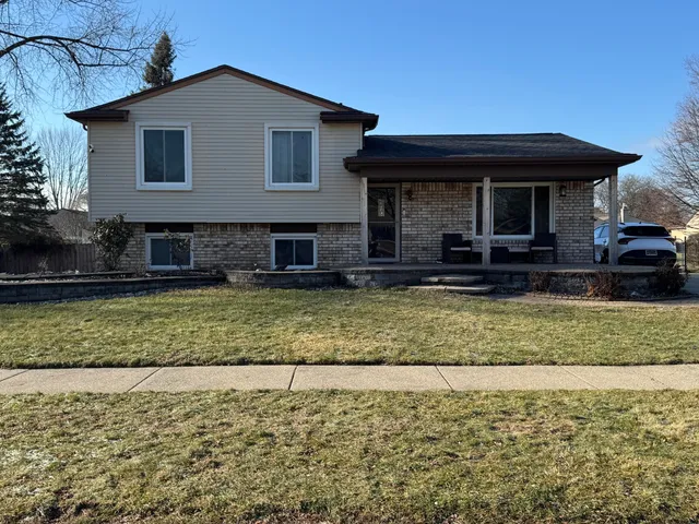 $299,900 | 39825 Wolo Court, Clinton Township, MI 48038