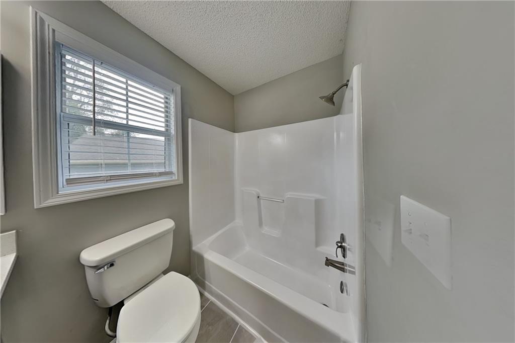 214 Brookside Drive Dallas, GA 30132 - Photo 15 of 20 a bathroom with a toilet a sink and a bathtub