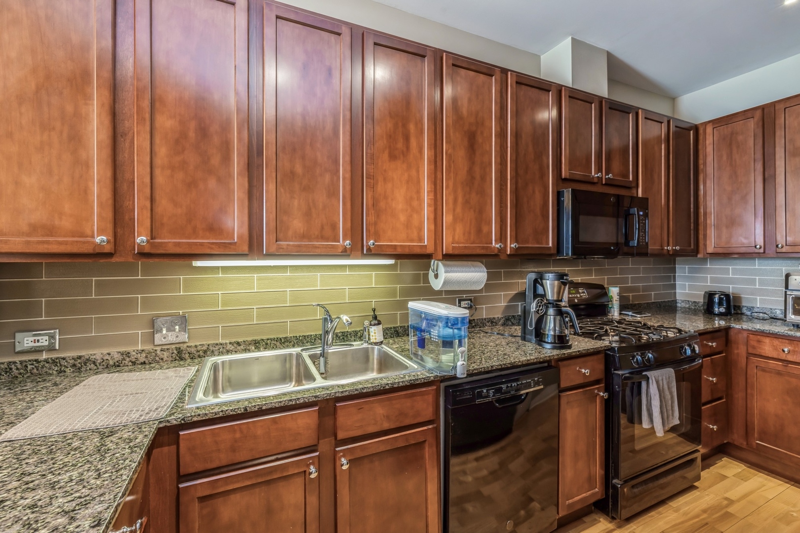 950 West Huron Street, Unit 402 Chicago, IL 60642 - Photo 4 of 11