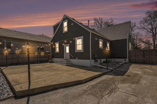 $389,900 | 11231 South Worth Avenue, Worth, IL 60482