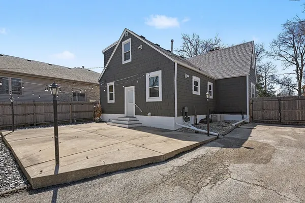 $389,900 | 11231 South Worth Avenue, Worth, IL 60482