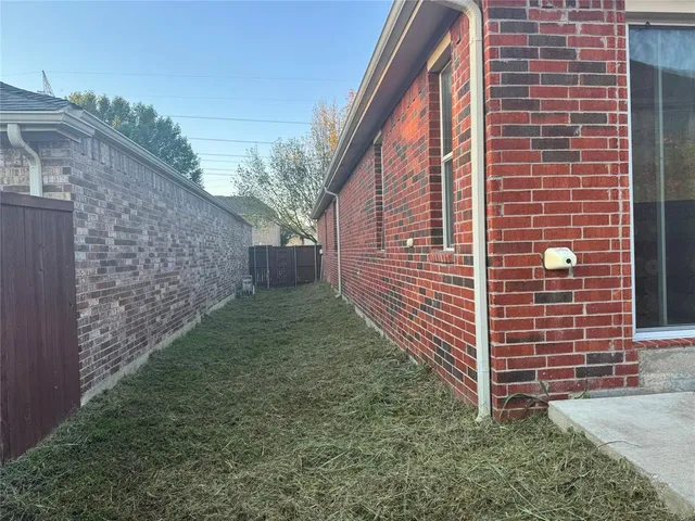 a view of a backyard