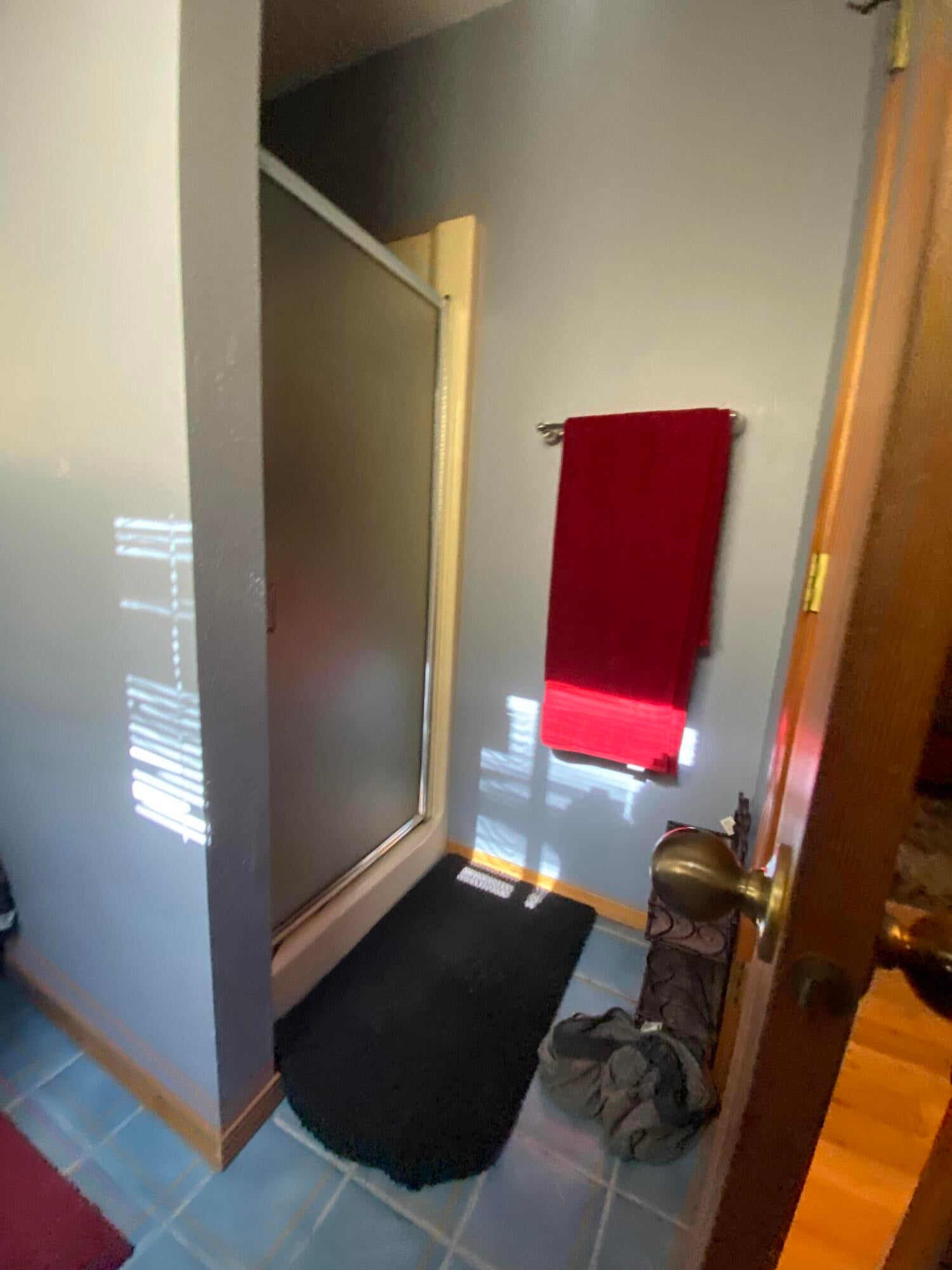 2436 Southwest Fissure Loop Redmond, OR 97756 - Photo 13 of 15 Upstairs bathroom