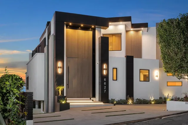 a view of back yard of the house with trees