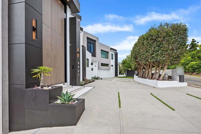 a view of a living room and kitchen