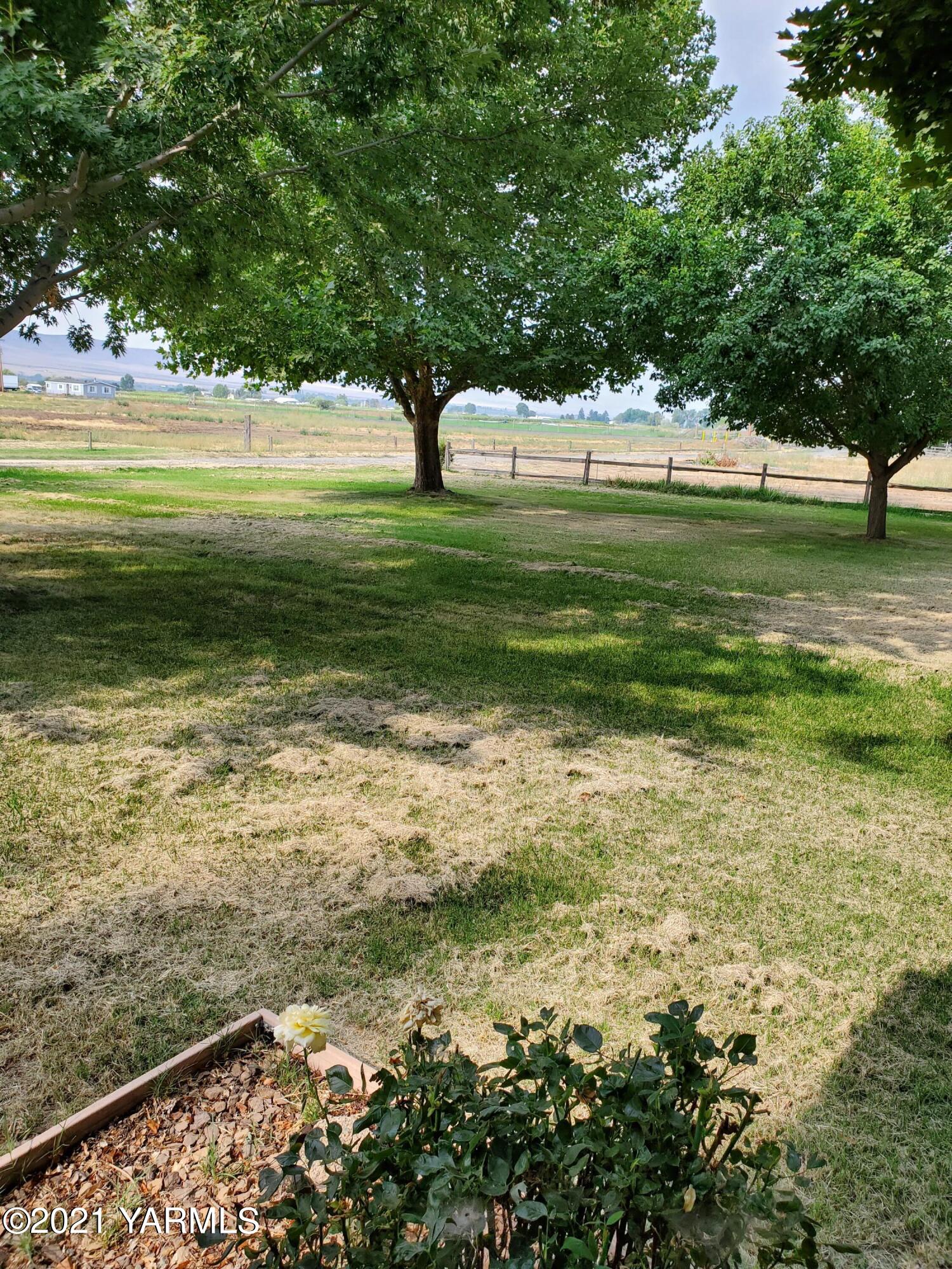 4205 Hicks Road Grandview, WA 98930 - Photo 2 of 12 a view of an ocean from a yard