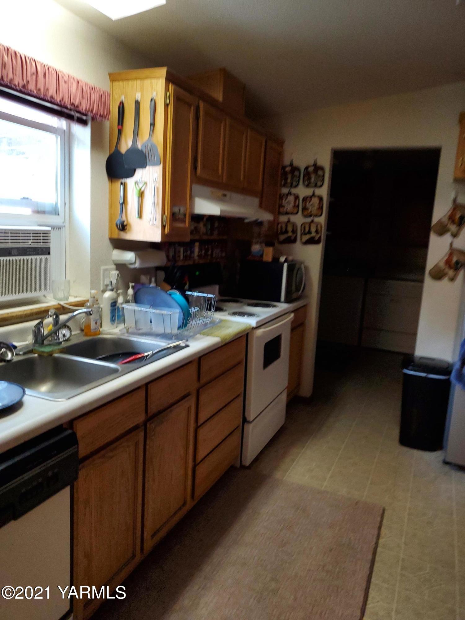 4205 Hicks Road Grandview, WA 98930 - Photo 5 of 12