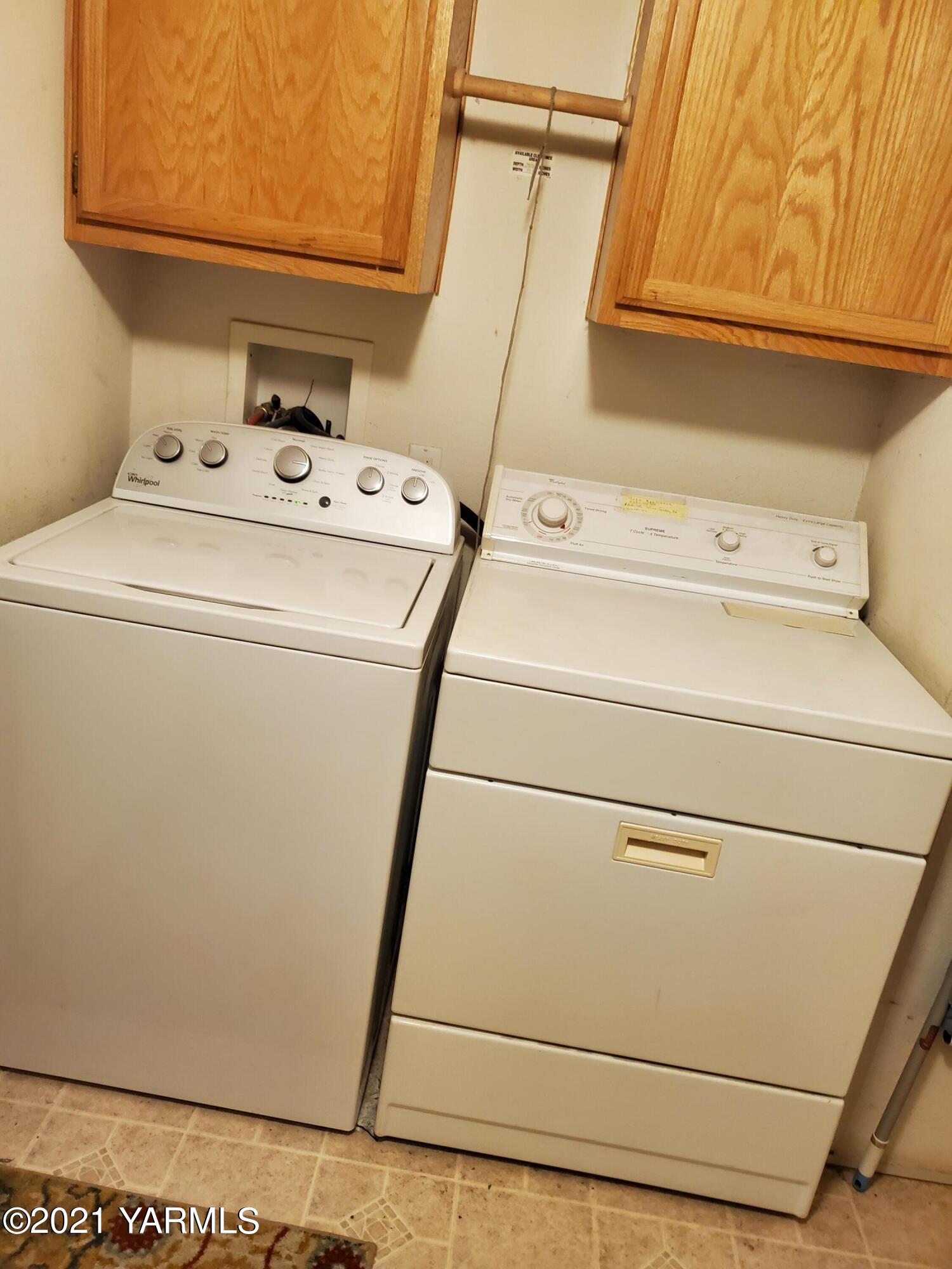 4205 Hicks Road Grandview, WA 98930 - Photo 8 of 12 a utility room with dryer and washer