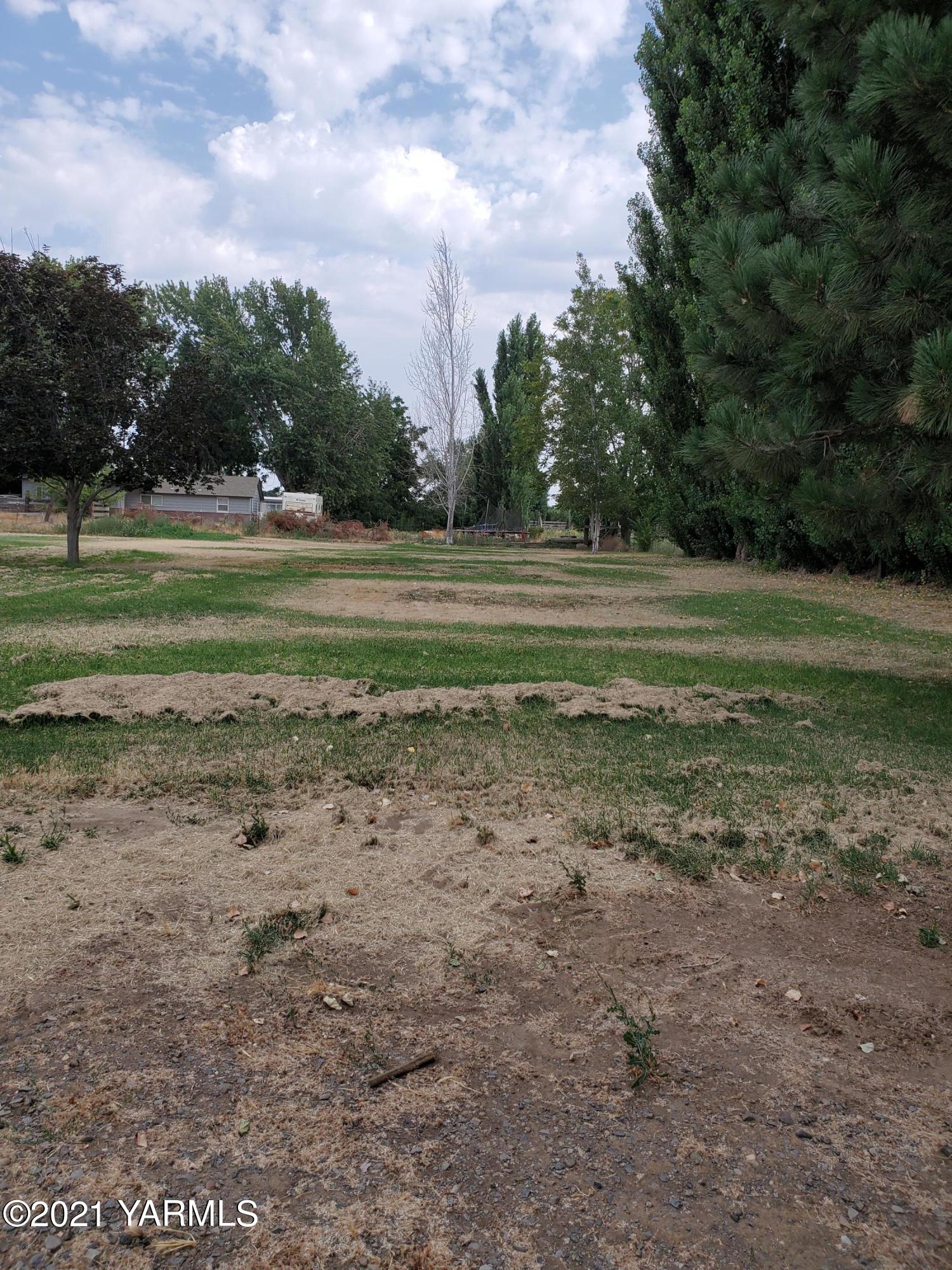 4205 Hicks Road Grandview, WA 98930 - Photo 9 of 12 a view of a golf course