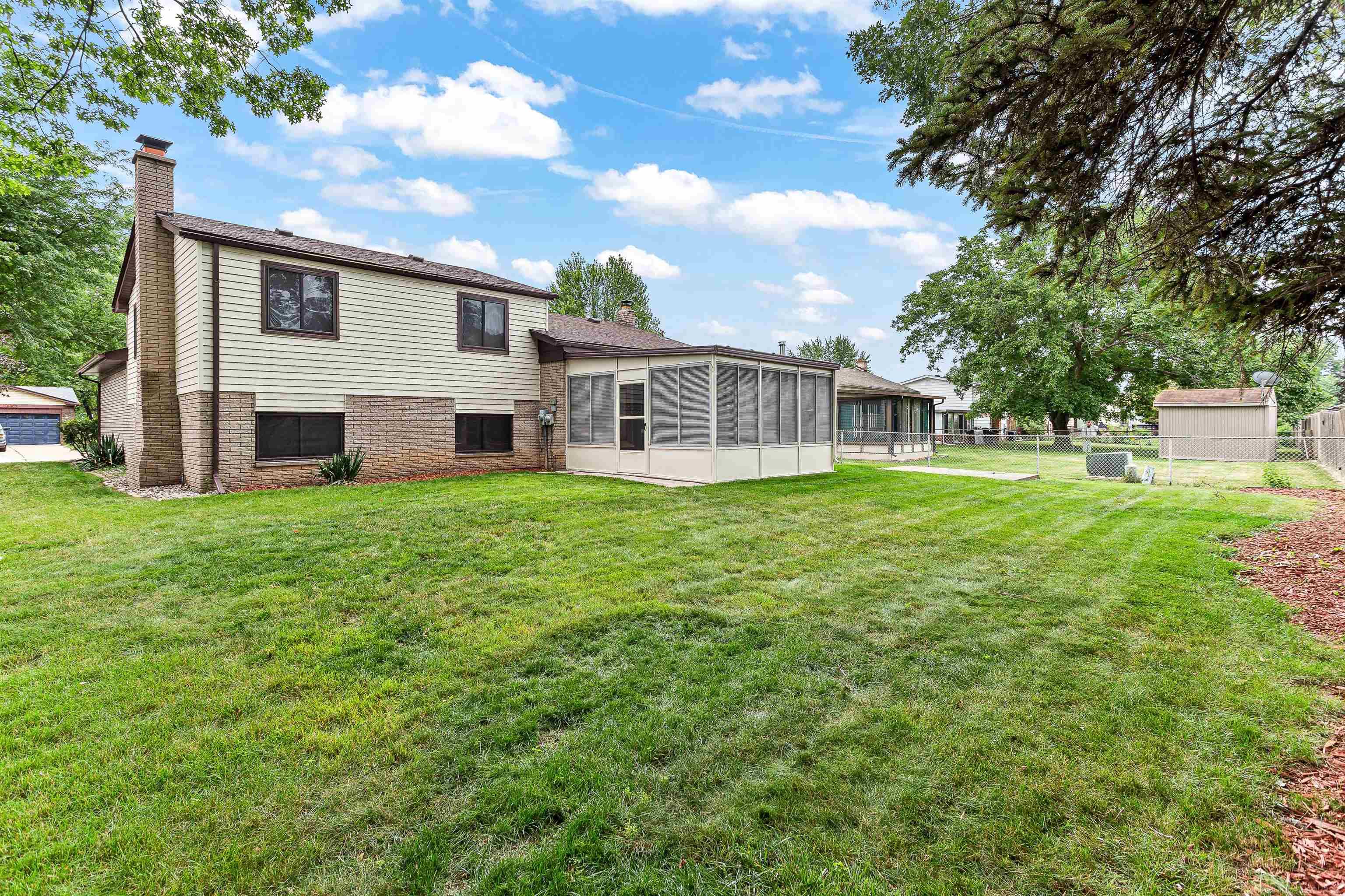 21952 Hall Road Trenton, MI 48183 - Photo 7 of 53 50148012-0ba8d520-eb55-429d-b049-cbf0de831d57.JPG